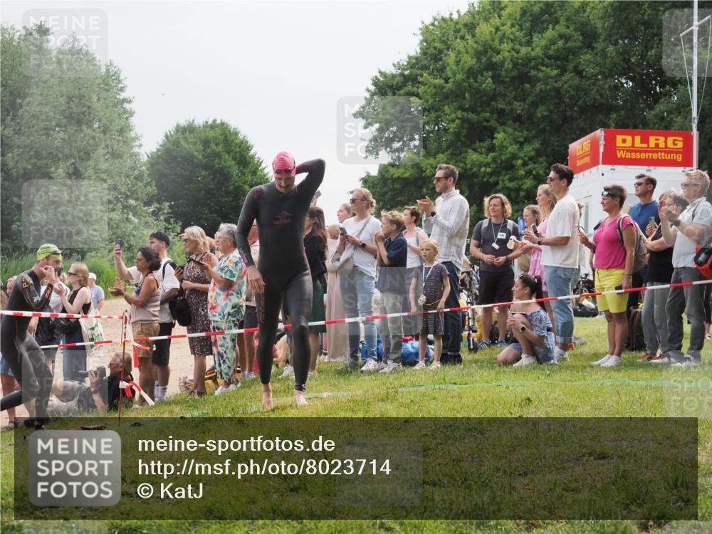 15.06.2025 - 27. Vierlanden-Triathlon KatJ http://msf.ph/oto/8023714 15.06.2025 10:56:52 Schwimmen 642, 651, 685, 688, 691, 755 meine-sportfotos.de