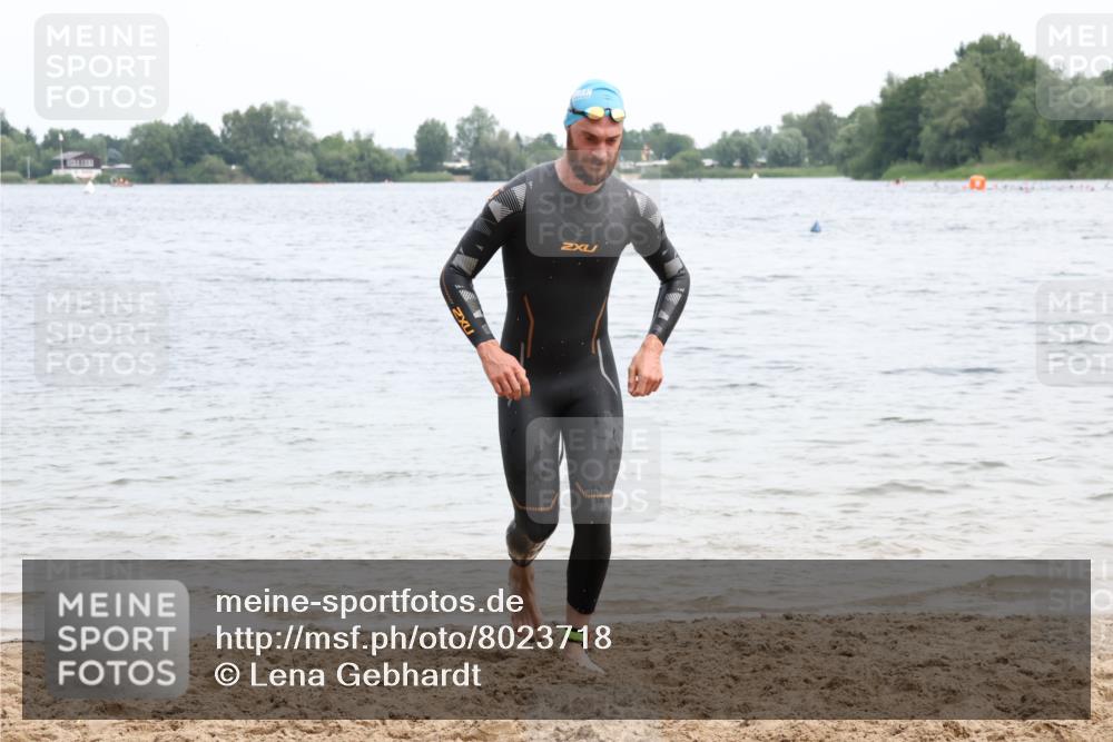 15.06.2025 - 27. Vierlanden-Triathlon Lena Gebhardt http://msf.ph/oto/8023718 15.06.2025 10:53:57 Schwimmen 650, 726, 757 meine-sportfotos.de