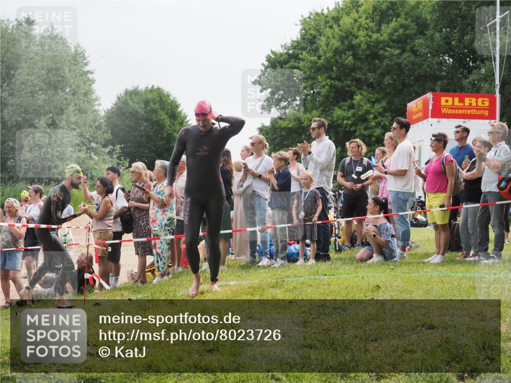 15.06.2025 - 27. Vierlanden-Triathlon KatJ http://msf.ph/oto/8023726 15.06.2025 10:56:52 Schwimmen 642, 651, 685, 688, 691, 755 meine-sportfotos.de