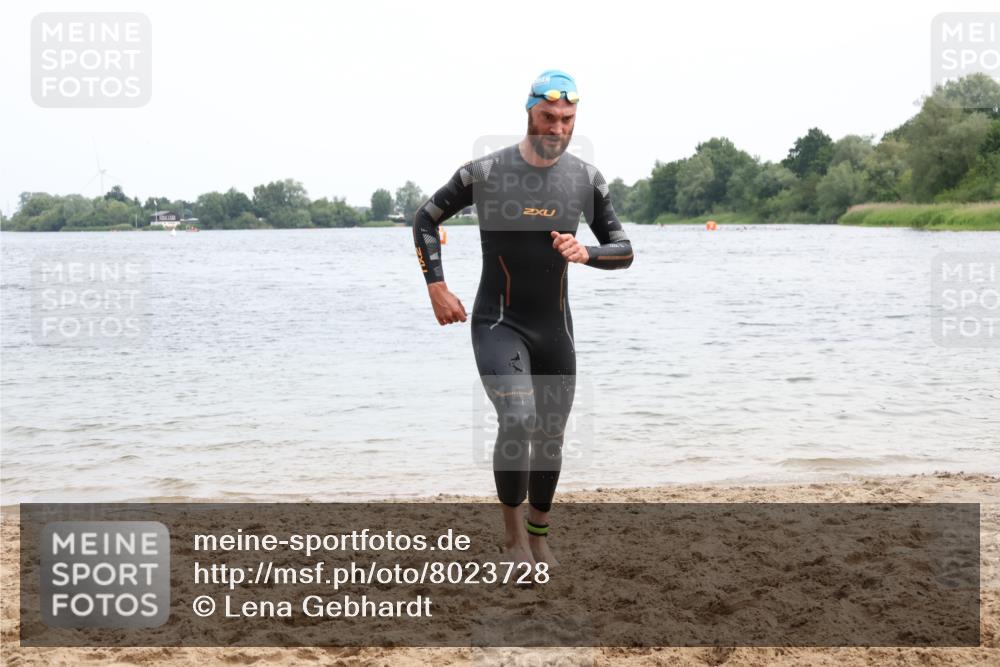 15.06.2025 - 27. Vierlanden-Triathlon Lena Gebhardt http://msf.ph/oto/8023728 15.06.2025 10:53:58 Schwimmen 650, 726, 757 meine-sportfotos.de