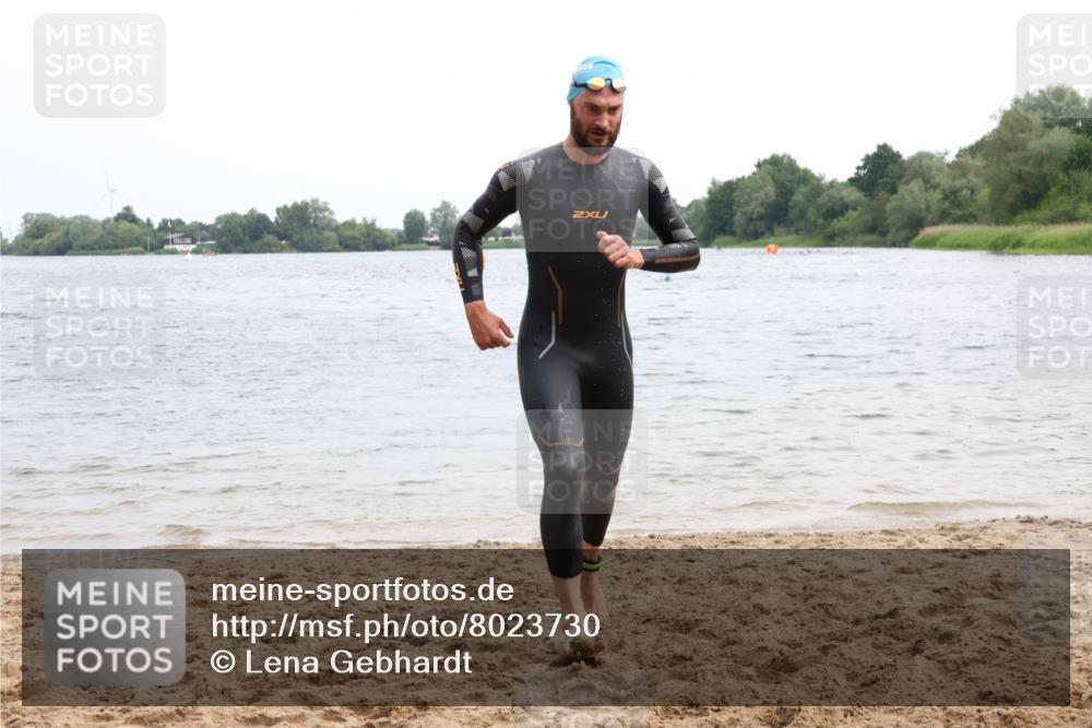 15.06.2025 - 27. Vierlanden-Triathlon Lena Gebhardt http://msf.ph/oto/8023730 15.06.2025 10:53:58 Schwimmen 650, 726, 757 meine-sportfotos.de