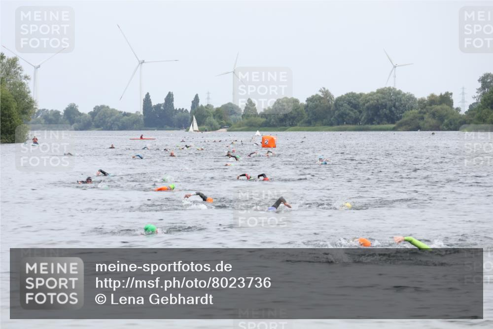 15.06.2025 - 27. Vierlanden-Triathlon Lena Gebhardt http://msf.ph/oto/8023736 15.06.2025 10:54:15 Schwimmen  meine-sportfotos.de