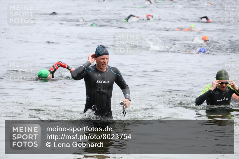 15.06.2025 - 27. Vierlanden-Triathlon Lena Gebhardt http://msf.ph/oto/8023754 15.06.2025 10:54:27 Schwimmen 715, 749 meine-sportfotos.de
