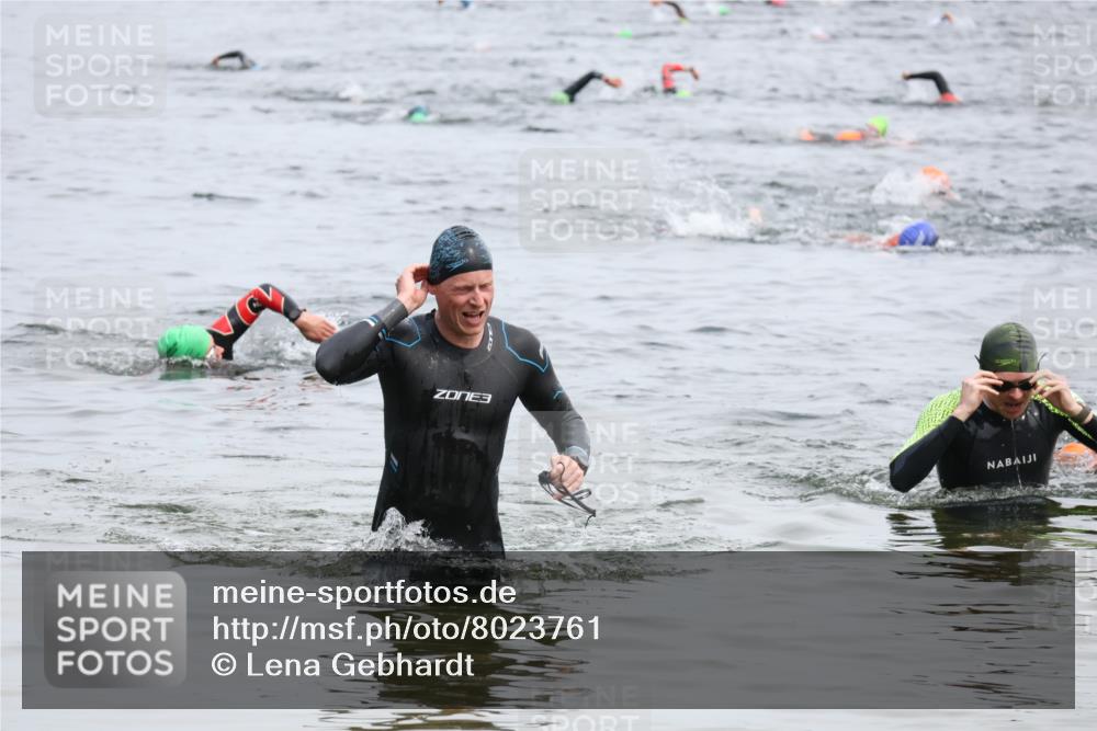 15.06.2025 - 27. Vierlanden-Triathlon Lena Gebhardt http://msf.ph/oto/8023761 15.06.2025 10:54:27 Schwimmen 715, 749 meine-sportfotos.de
