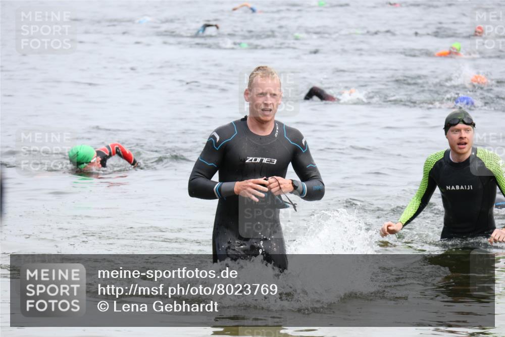 15.06.2025 - 27. Vierlanden-Triathlon Lena Gebhardt http://msf.ph/oto/8023769 15.06.2025 10:54:29 Schwimmen 695, 715, 749 meine-sportfotos.de