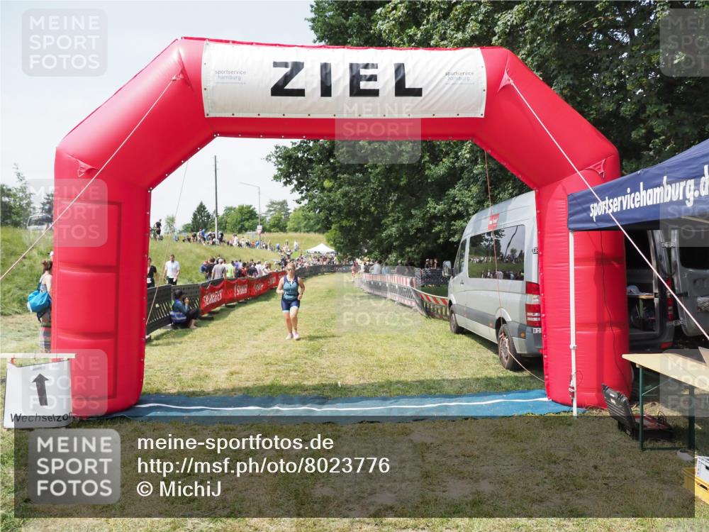 21.06.2025 - 27. Vierlanden-Triathlon MichiJ http://msf.ph/oto/8023776 15.06.2026 11:49:19 Ziel 501 meine-sportfotos.de