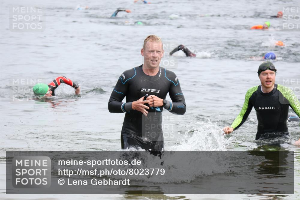 15.06.2025 - 27. Vierlanden-Triathlon Lena Gebhardt http://msf.ph/oto/8023779 15.06.2025 10:54:29 Schwimmen 695, 715, 749 meine-sportfotos.de