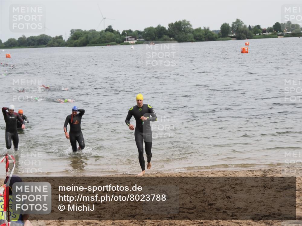 21.06.2025 - 27. Vierlanden-Triathlon MichiJ http://msf.ph/oto/8023788 15.06.2026 10:54:53 Schwimmen 677, 744, 761 meine-sportfotos.de