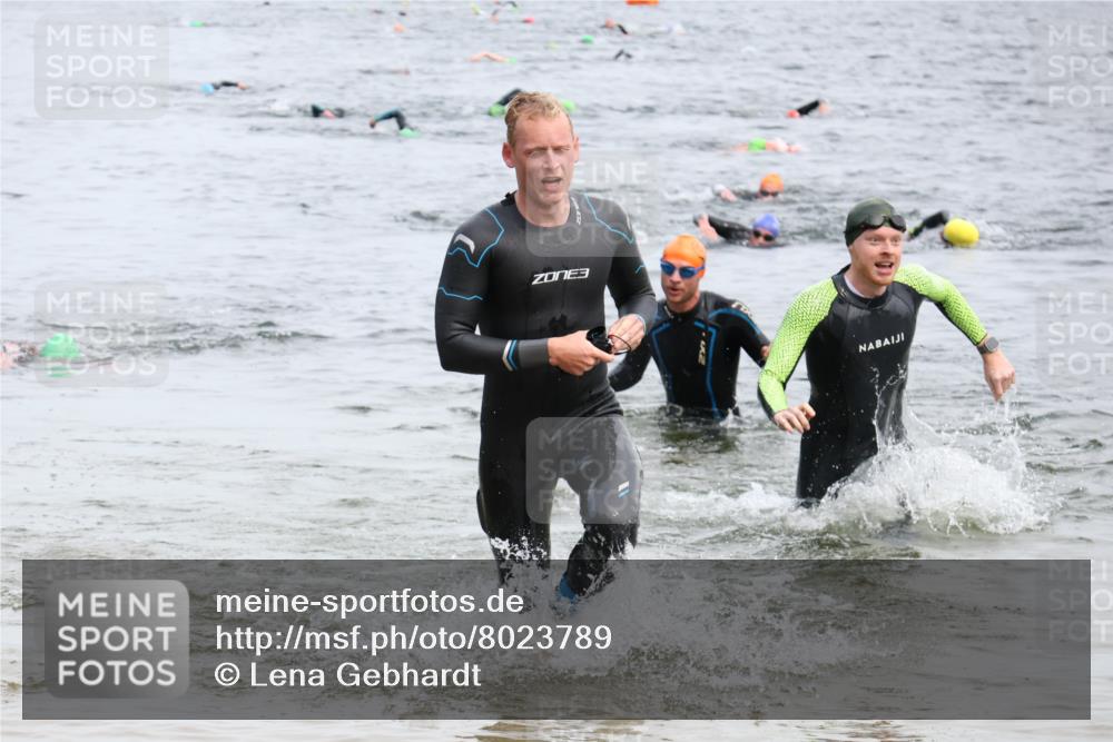 15.06.2025 - 27. Vierlanden-Triathlon Lena Gebhardt http://msf.ph/oto/8023789 15.06.2025 10:54:31 Schwimmen 695, 715, 749 meine-sportfotos.de