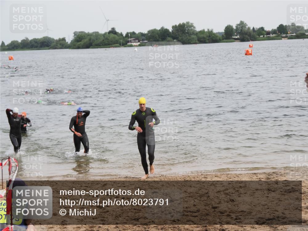 21.06.2025 - 27. Vierlanden-Triathlon MichiJ http://msf.ph/oto/8023791 15.06.2026 10:54:53 Schwimmen 677, 744, 761 meine-sportfotos.de