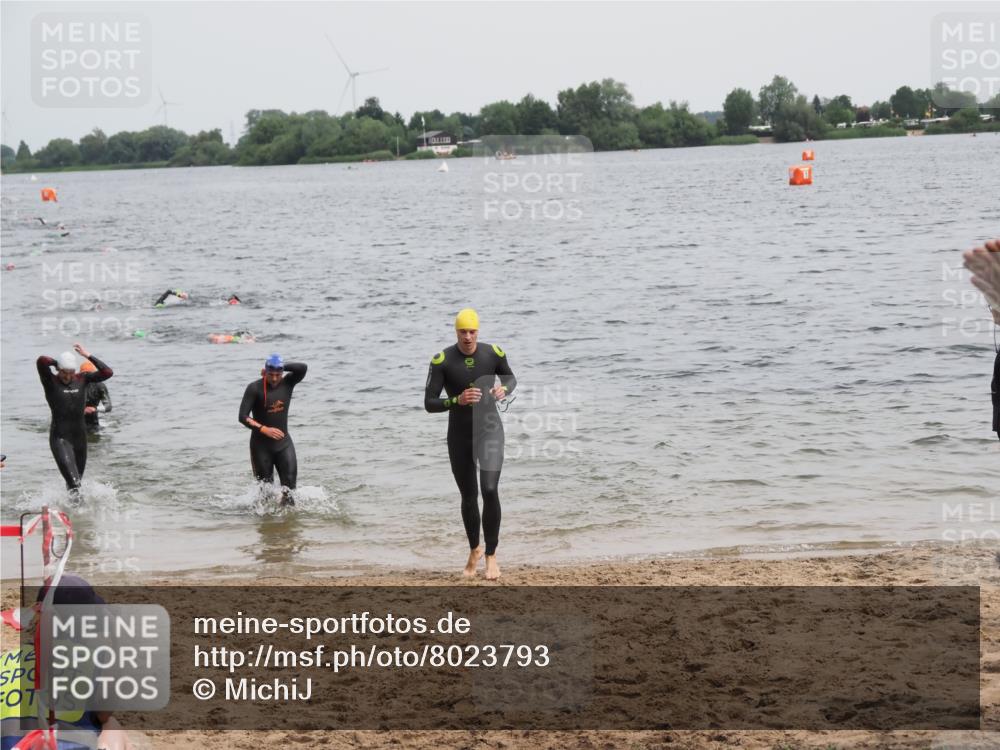 21.06.2025 - 27. Vierlanden-Triathlon MichiJ http://msf.ph/oto/8023793 15.06.2026 10:54:54 Schwimmen 677, 735, 744, 761 meine-sportfotos.de