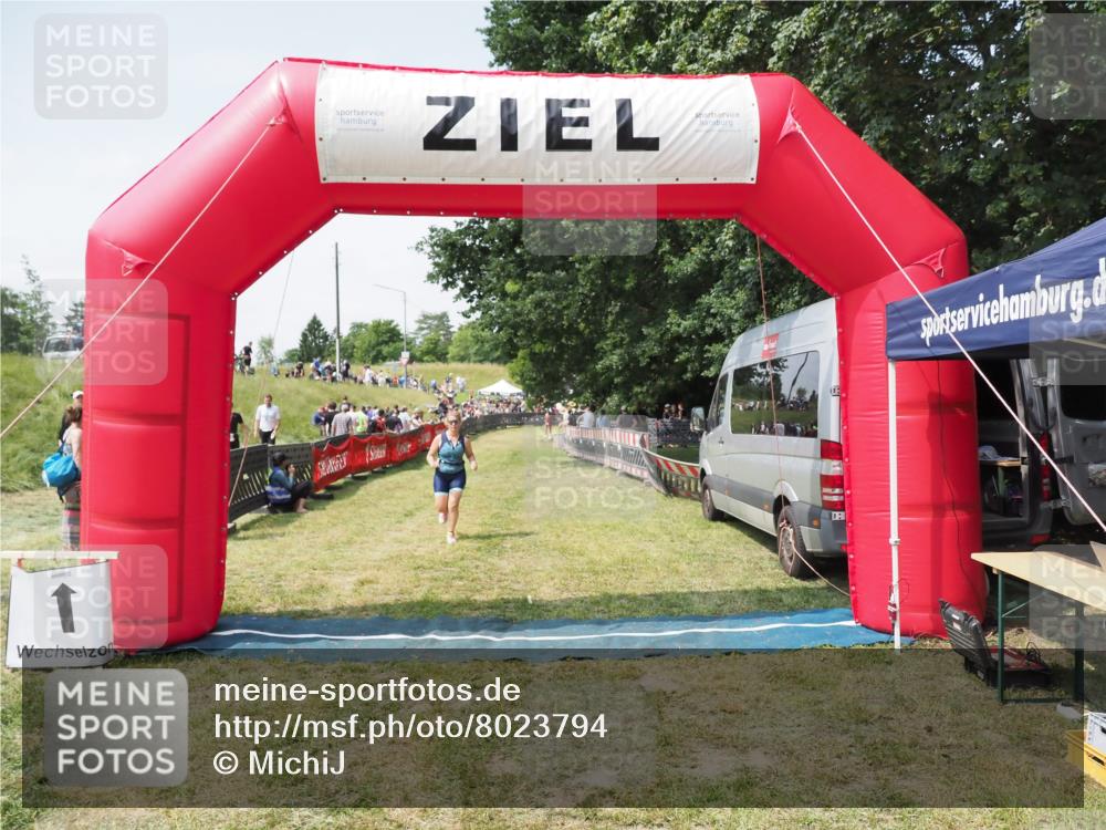21.06.2025 - 27. Vierlanden-Triathlon MichiJ http://msf.ph/oto/8023794 15.06.2026 11:49:19 Ziel 501 meine-sportfotos.de