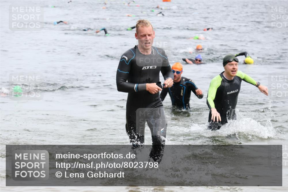 15.06.2025 - 27. Vierlanden-Triathlon Lena Gebhardt http://msf.ph/oto/8023798 15.06.2025 10:54:31 Schwimmen 695, 715, 749 meine-sportfotos.de