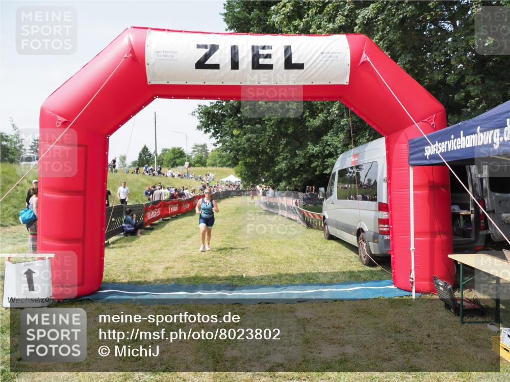 21.06.2025 - 27. Vierlanden-Triathlon MichiJ http://msf.ph/oto/8023802 15.06.2026 11:49:19 Ziel 501 meine-sportfotos.de