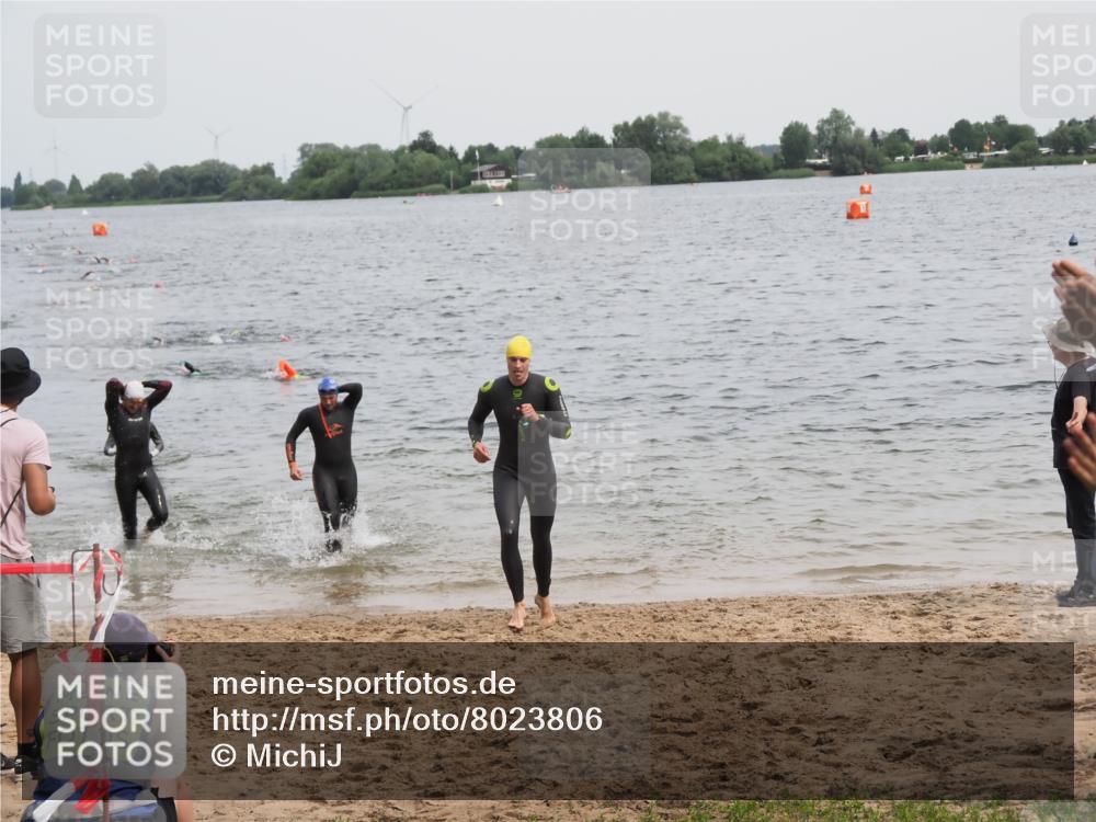 21.06.2025 - 27. Vierlanden-Triathlon MichiJ http://msf.ph/oto/8023806 15.06.2026 10:54:54 Schwimmen 677, 735, 744, 761 meine-sportfotos.de