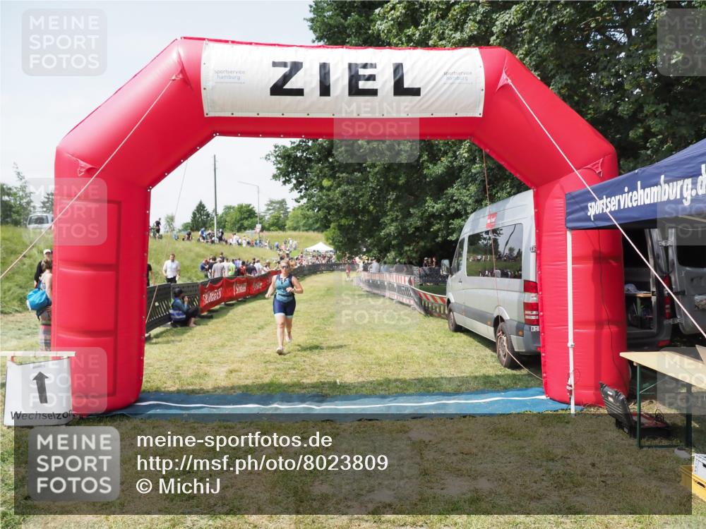 21.06.2025 - 27. Vierlanden-Triathlon MichiJ http://msf.ph/oto/8023809 15.06.2026 11:49:19 Ziel 501 meine-sportfotos.de
