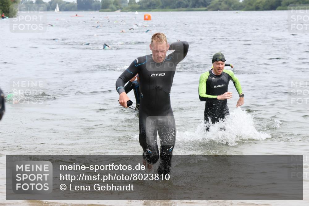 15.06.2025 - 27. Vierlanden-Triathlon Lena Gebhardt http://msf.ph/oto/8023810 15.06.2025 10:54:32 Schwimmen 695, 715, 749 meine-sportfotos.de
