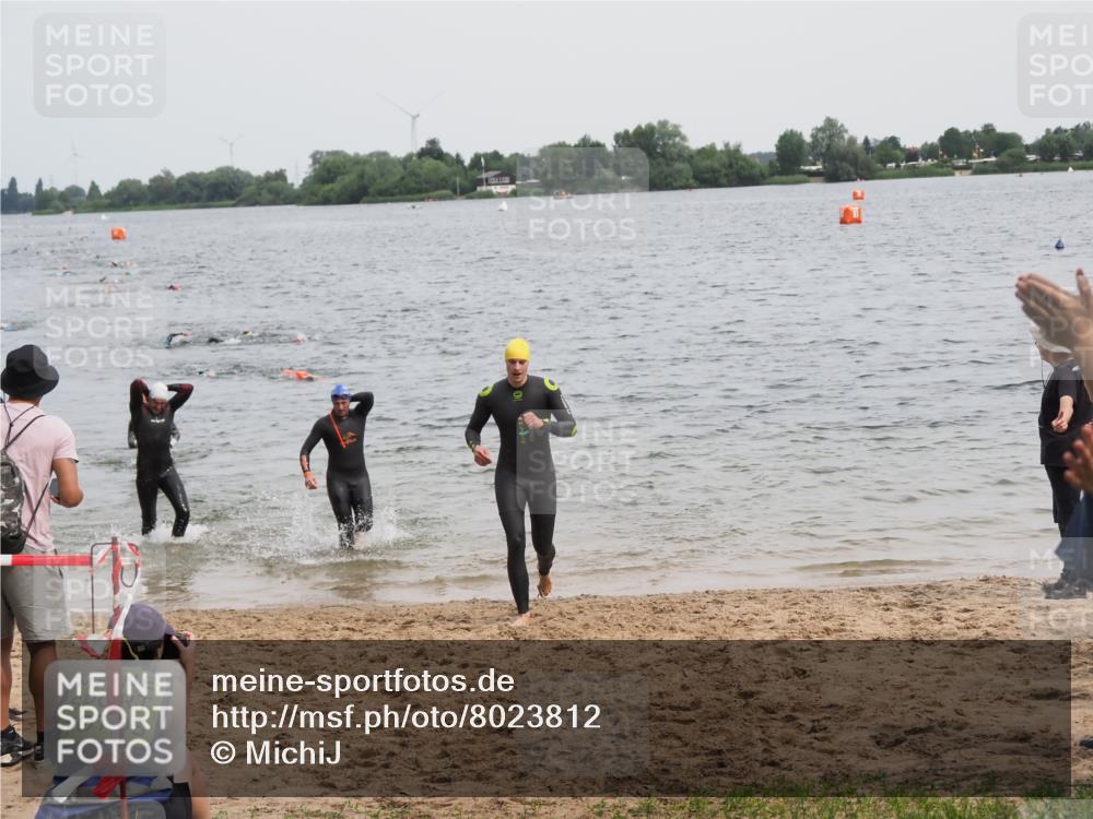 21.06.2025 - 27. Vierlanden-Triathlon MichiJ http://msf.ph/oto/8023812 15.06.2026 10:54:54 Schwimmen 677, 735, 744, 761 meine-sportfotos.de