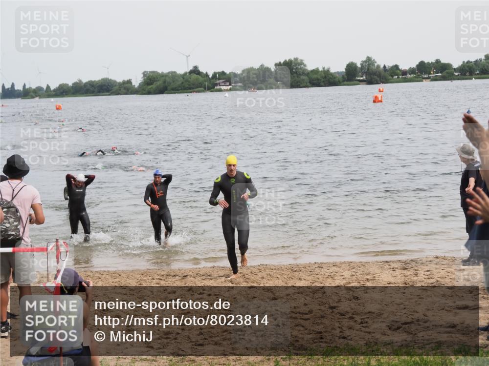 21.06.2025 - 27. Vierlanden-Triathlon MichiJ http://msf.ph/oto/8023814 15.06.2026 10:54:54 Schwimmen 677, 735, 744, 761 meine-sportfotos.de