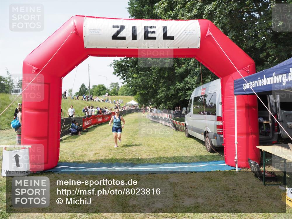 21.06.2025 - 27. Vierlanden-Triathlon MichiJ http://msf.ph/oto/8023816 15.06.2026 11:49:20 Ziel 501 meine-sportfotos.de