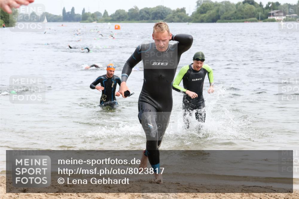 15.06.2025 - 27. Vierlanden-Triathlon Lena Gebhardt http://msf.ph/oto/8023817 15.06.2025 10:54:33 Schwimmen 695, 713, 715, 749 meine-sportfotos.de