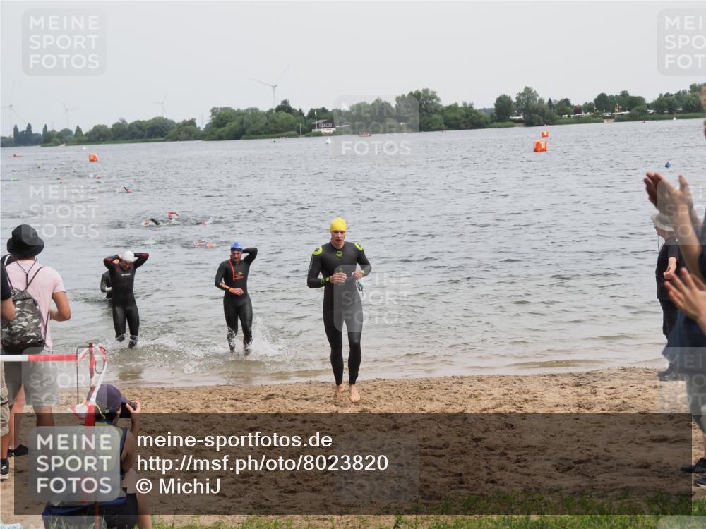 21.06.2025 - 27. Vierlanden-Triathlon MichiJ http://msf.ph/oto/8023820 15.06.2026 10:54:54 Schwimmen 677, 735, 744, 761 meine-sportfotos.de