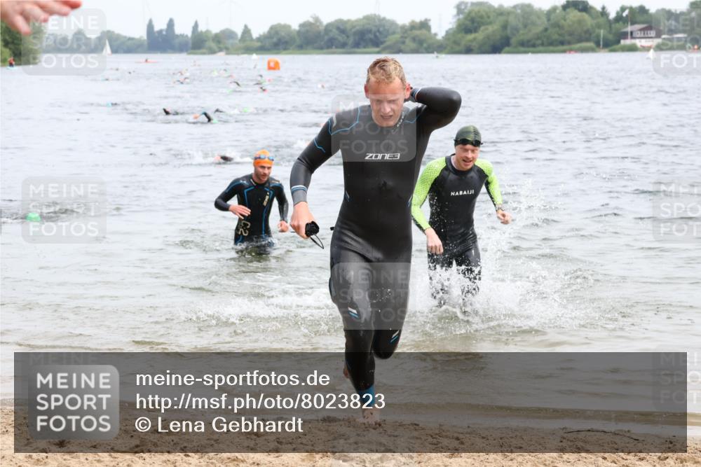 15.06.2025 - 27. Vierlanden-Triathlon Lena Gebhardt http://msf.ph/oto/8023823 15.06.2025 10:54:33 Schwimmen 695, 713, 715, 749 meine-sportfotos.de