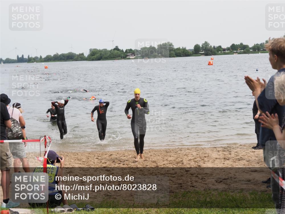 21.06.2025 - 27. Vierlanden-Triathlon MichiJ http://msf.ph/oto/8023828 15.06.2026 10:54:55 Schwimmen 677, 735, 744, 761 meine-sportfotos.de