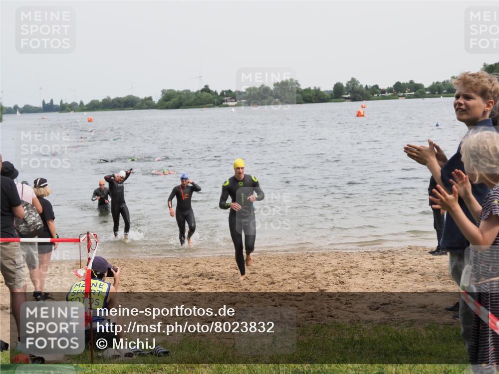 21.06.2025 - 27. Vierlanden-Triathlon MichiJ http://msf.ph/oto/8023832 15.06.2026 10:54:55 Schwimmen 677, 735, 744, 761 meine-sportfotos.de