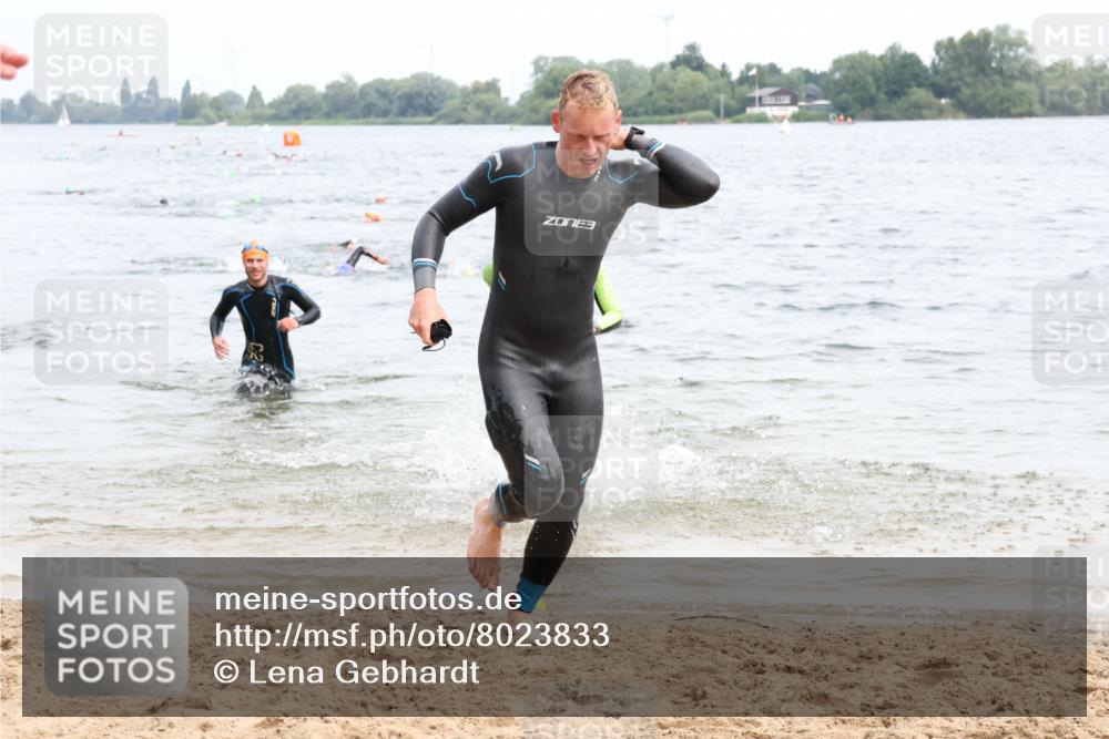 15.06.2025 - 27. Vierlanden-Triathlon Lena Gebhardt http://msf.ph/oto/8023833 15.06.2025 10:54:33 Schwimmen 695, 713, 715, 749 meine-sportfotos.de