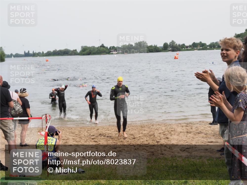 21.06.2025 - 27. Vierlanden-Triathlon MichiJ http://msf.ph/oto/8023837 15.06.2026 10:54:55 Schwimmen 677, 735, 744, 761 meine-sportfotos.de