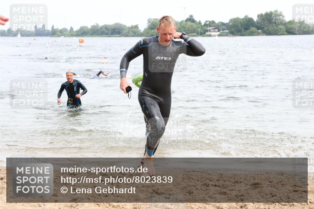 15.06.2025 - 27. Vierlanden-Triathlon Lena Gebhardt http://msf.ph/oto/8023839 15.06.2025 10:54:33 Schwimmen 695, 713, 715, 749 meine-sportfotos.de