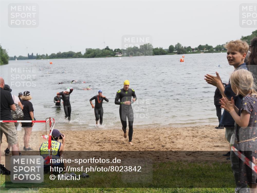 21.06.2025 - 27. Vierlanden-Triathlon MichiJ http://msf.ph/oto/8023842 15.06.2026 10:54:55 Schwimmen 677, 735, 744, 761 meine-sportfotos.de