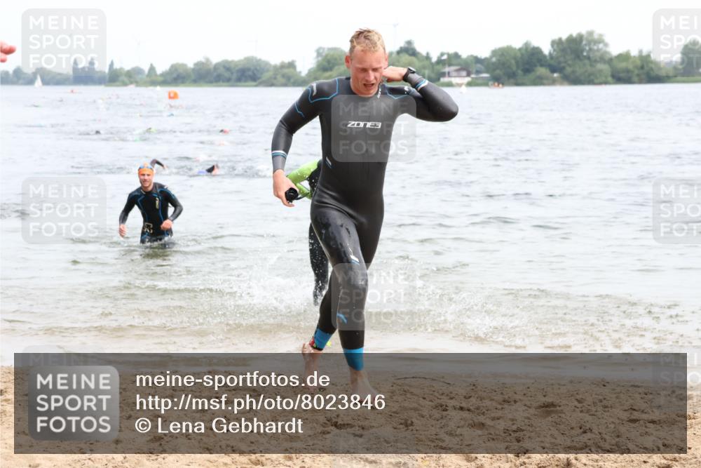 15.06.2025 - 27. Vierlanden-Triathlon Lena Gebhardt http://msf.ph/oto/8023846 15.06.2025 10:54:33 Schwimmen 695, 713, 715, 749 meine-sportfotos.de