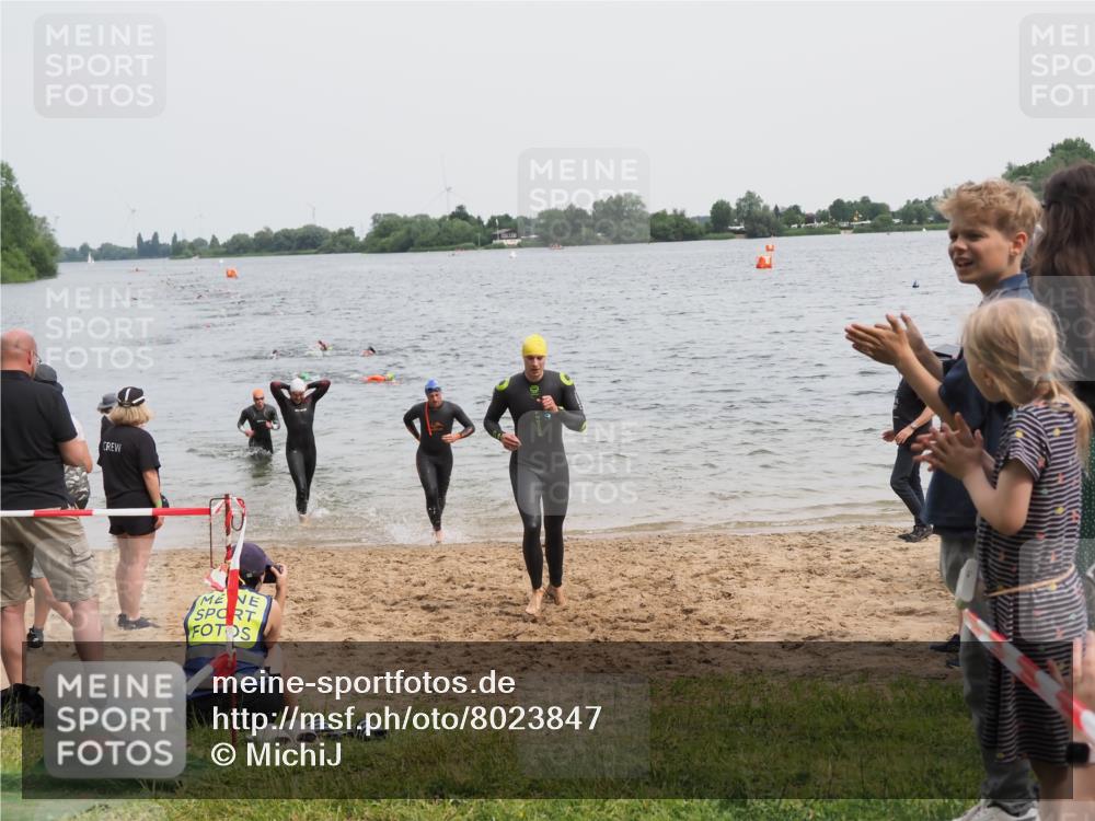 21.06.2025 - 27. Vierlanden-Triathlon MichiJ http://msf.ph/oto/8023847 15.06.2026 10:54:55 Schwimmen 677, 735, 744, 761 meine-sportfotos.de
