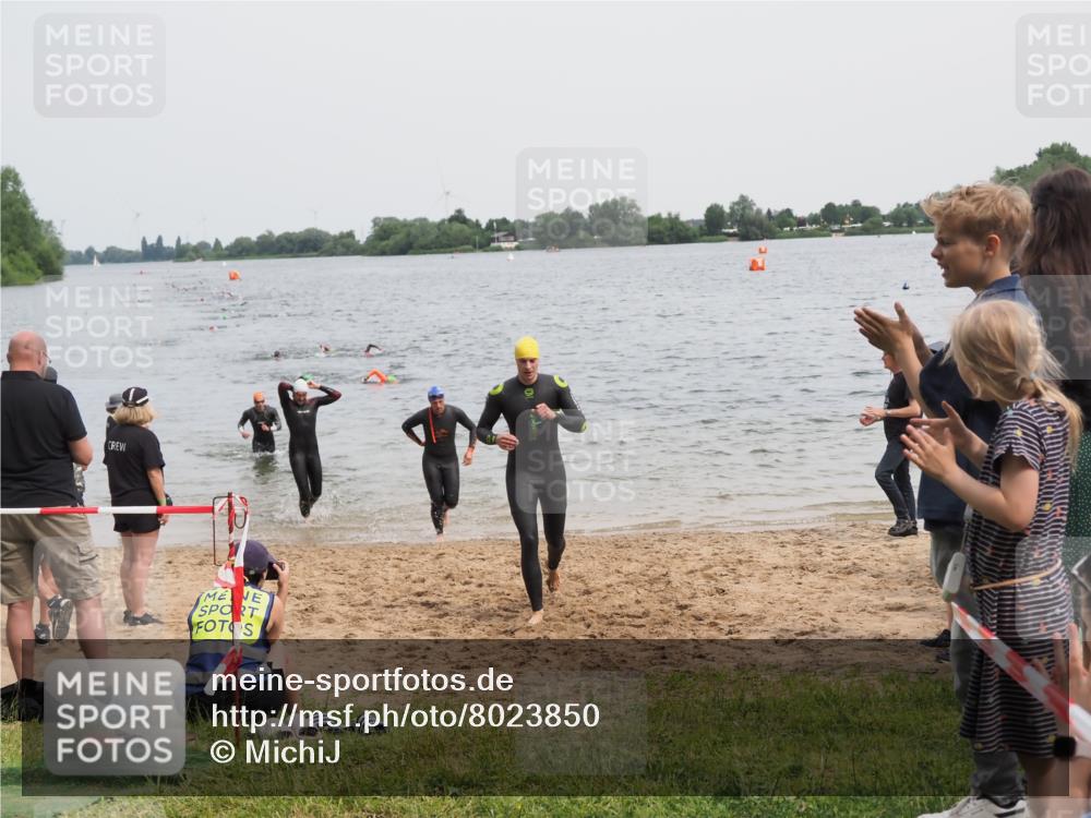 21.06.2025 - 27. Vierlanden-Triathlon MichiJ http://msf.ph/oto/8023850 15.06.2026 10:54:56 Schwimmen 677, 735, 744, 761 meine-sportfotos.de