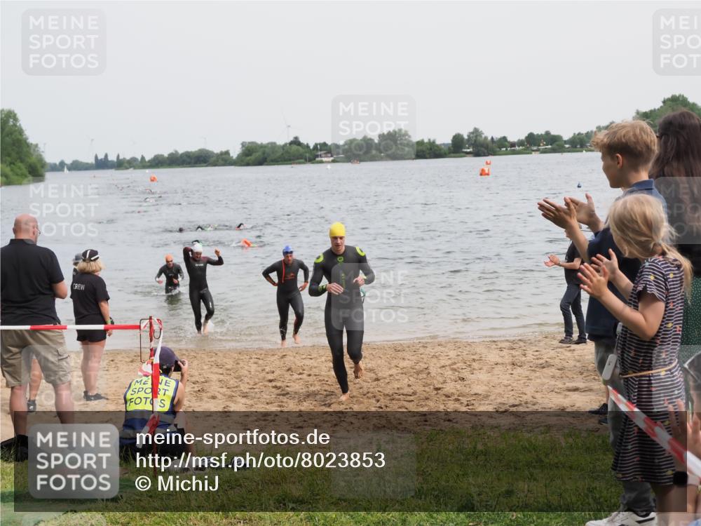 21.06.2025 - 27. Vierlanden-Triathlon MichiJ http://msf.ph/oto/8023853 15.06.2026 10:54:56 Schwimmen 677, 735, 744, 761 meine-sportfotos.de