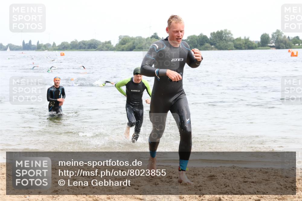 15.06.2025 - 27. Vierlanden-Triathlon Lena Gebhardt http://msf.ph/oto/8023855 15.06.2025 10:54:34 Schwimmen 695, 713, 715, 749 meine-sportfotos.de