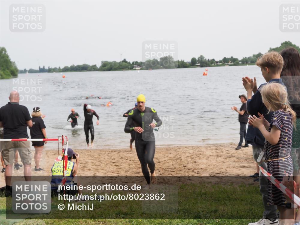 21.06.2025 - 27. Vierlanden-Triathlon MichiJ http://msf.ph/oto/8023862 15.06.2026 10:54:56 Schwimmen 677, 735, 744, 761 meine-sportfotos.de