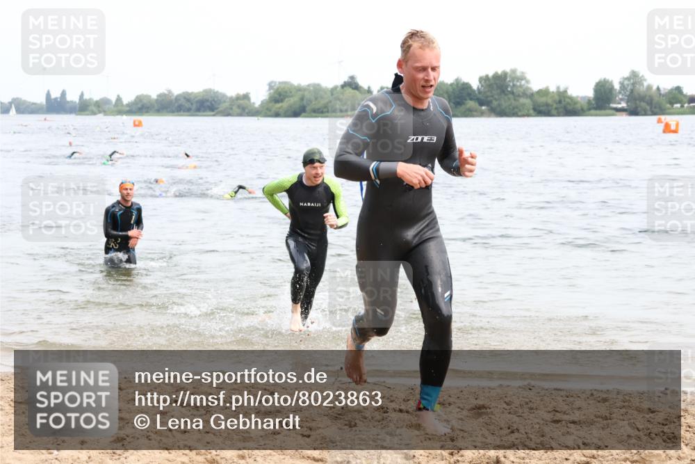 15.06.2025 - 27. Vierlanden-Triathlon Lena Gebhardt http://msf.ph/oto/8023863 15.06.2025 10:54:34 Schwimmen 695, 713, 715, 749 meine-sportfotos.de