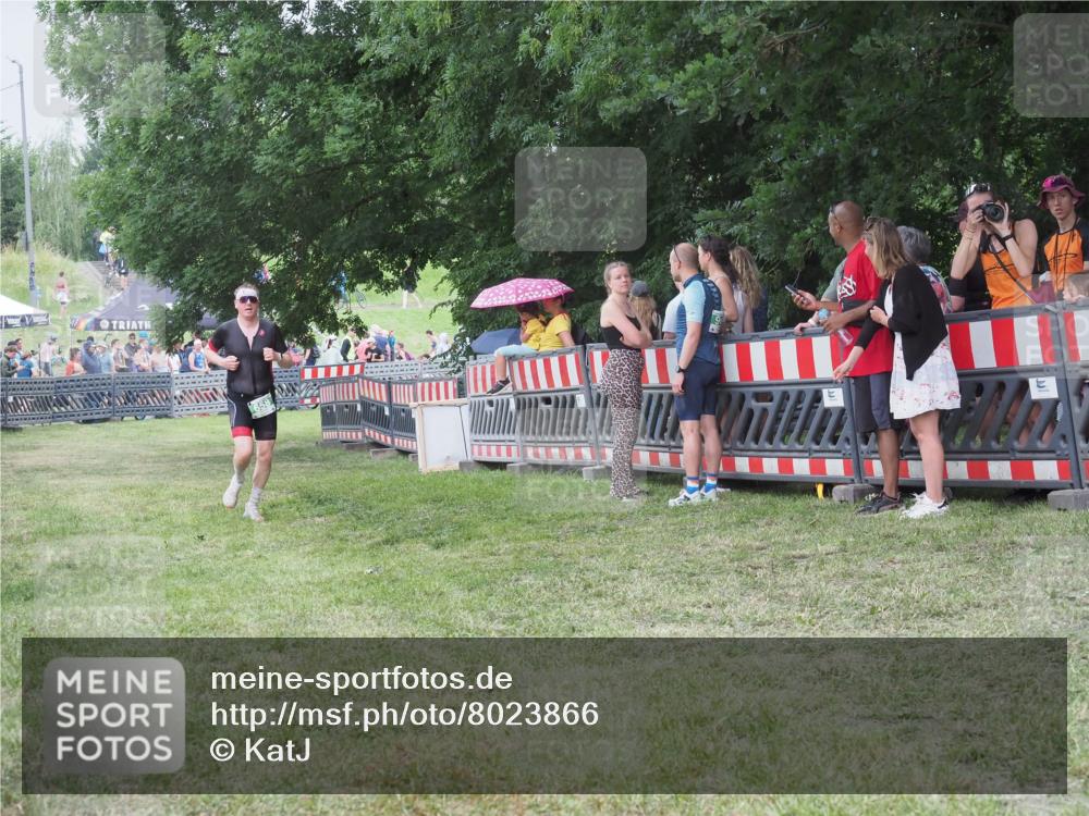 21.06.2025 - 27. Vierlanden-Triathlon KatJ http://msf.ph/oto/8023866 15.06.2025 13:25:19 Ziel 658 meine-sportfotos.de