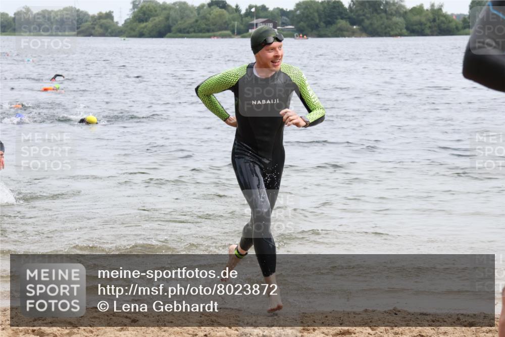 15.06.2025 - 27. Vierlanden-Triathlon Lena Gebhardt http://msf.ph/oto/8023872 15.06.2025 10:54:34 Schwimmen 695, 713, 715, 749 meine-sportfotos.de
