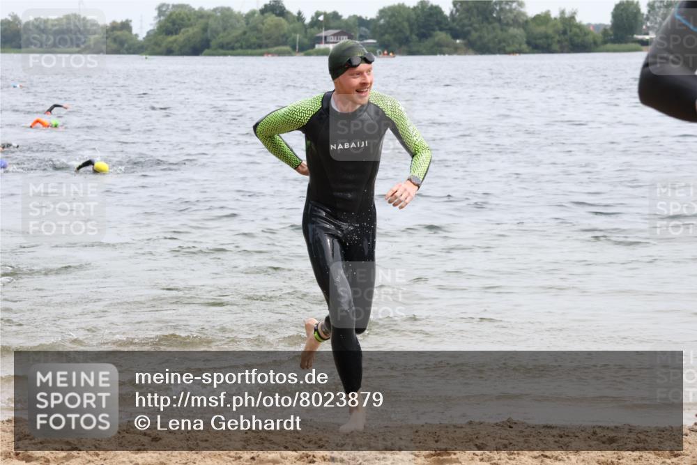 15.06.2025 - 27. Vierlanden-Triathlon Lena Gebhardt http://msf.ph/oto/8023879 15.06.2025 10:54:35 Schwimmen 695, 713, 715, 749 meine-sportfotos.de