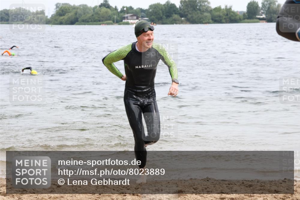 15.06.2025 - 27. Vierlanden-Triathlon Lena Gebhardt http://msf.ph/oto/8023889 15.06.2025 10:54:35 Schwimmen 695, 713, 715, 749 meine-sportfotos.de
