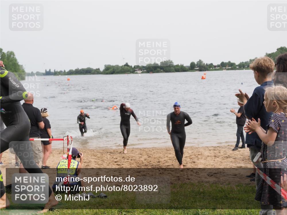 21.06.2025 - 27. Vierlanden-Triathlon MichiJ http://msf.ph/oto/8023892 15.06.2026 10:54:58 Schwimmen 677, 735, 744, 761 meine-sportfotos.de