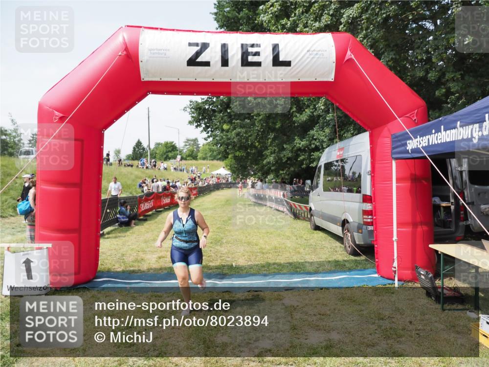 21.06.2025 - 27. Vierlanden-Triathlon MichiJ http://msf.ph/oto/8023894 15.06.2026 11:49:21 Ziel 501 meine-sportfotos.de
