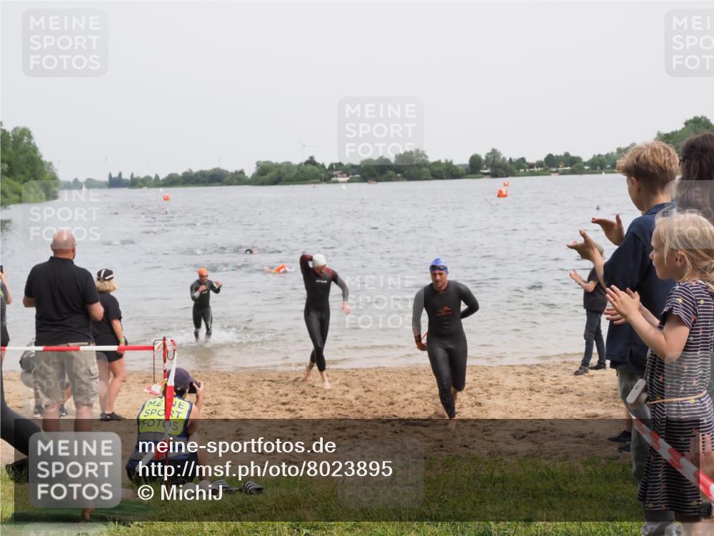 21.06.2025 - 27. Vierlanden-Triathlon MichiJ http://msf.ph/oto/8023895 15.06.2026 10:54:58 Schwimmen 677, 735, 744, 761 meine-sportfotos.de