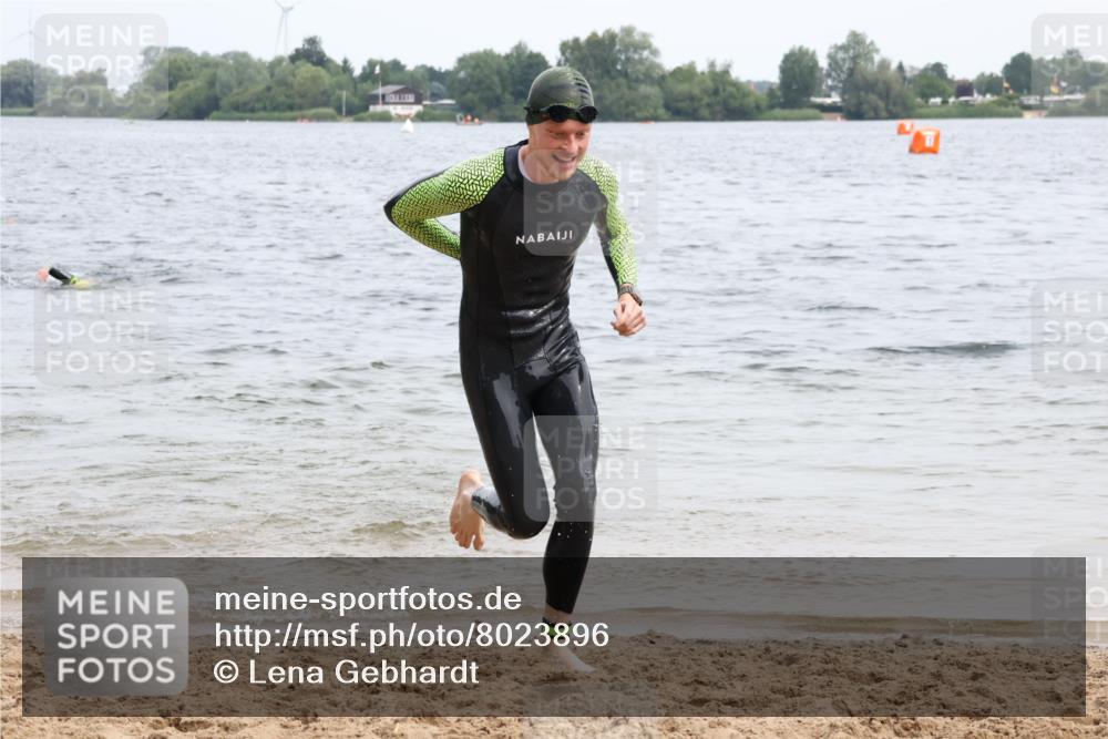 15.06.2025 - 27. Vierlanden-Triathlon Lena Gebhardt http://msf.ph/oto/8023896 15.06.2025 10:54:35 Schwimmen 695, 713, 715, 749 meine-sportfotos.de