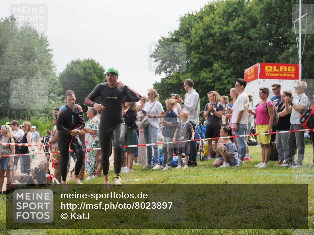 15.06.2025 - 27. Vierlanden-Triathlon KatJ http://msf.ph/oto/8023897 15.06.2025 10:57:03 Schwimmen 654, 688, 711, 718, 755 meine-sportfotos.de