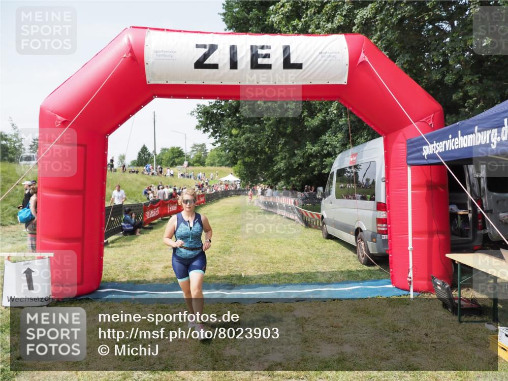 21.06.2025 - 27. Vierlanden-Triathlon MichiJ http://msf.ph/oto/8023903 15.06.2026 11:49:21 Ziel 501 meine-sportfotos.de
